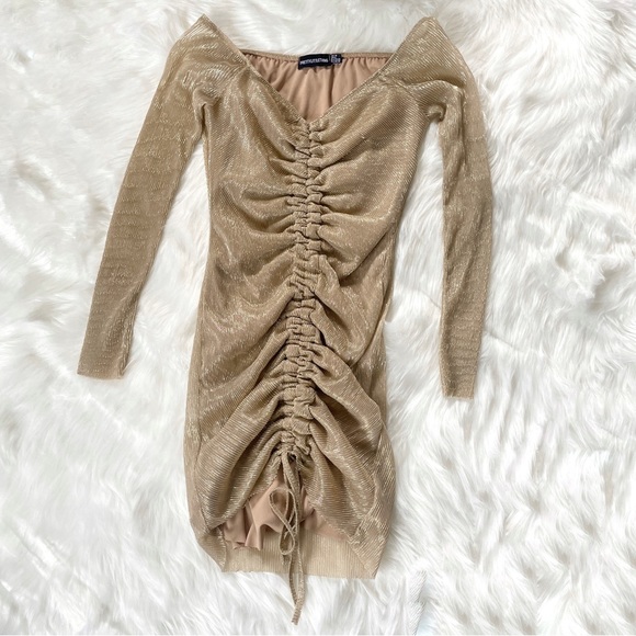 PrettyLittleThing Gold Metallic Plisse Ruched Front Bardot Bodycon Dress US6 - Picture 2 of 12